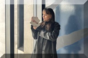 Kenya Grace accepts her first Official Singles Chart Number 1 Award for Strangers (Credit: Official Charts) 