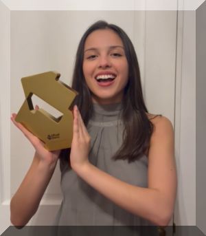 Olivia Rodrigo poses with her Number 1 Album award for you seem pretty sad for a girl so in love (Credit: Official Charts) 